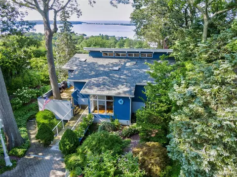 14 Mariners Ln, Northport, NY 11768