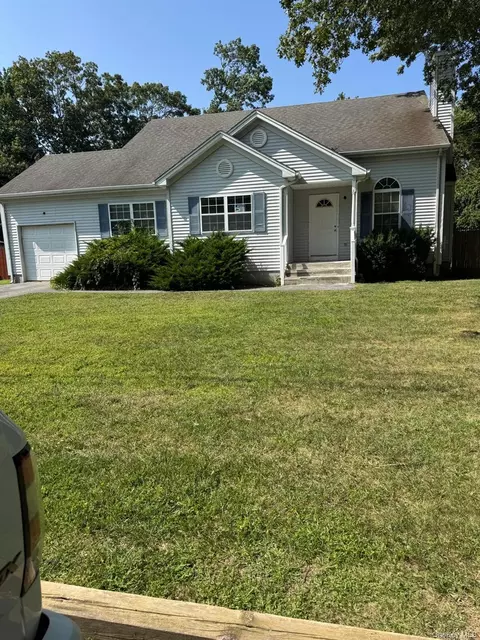 11 Sagewood Dr, Shirley, NY 11967