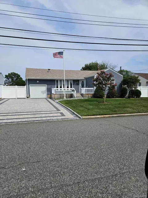 147 W 11th St, Deer Park, NY 11729