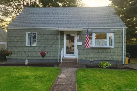 6 Ford Dr W, Massapequa, NY 11758
