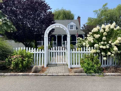 3937 John Ln, Seaford, NY 11783