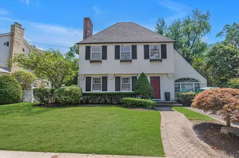 7 Stuyvesant Pl, Lawrence, NY 11559