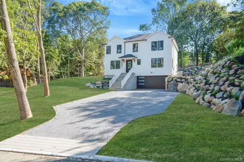 14 Long View Dr, Wading River, NY 11792