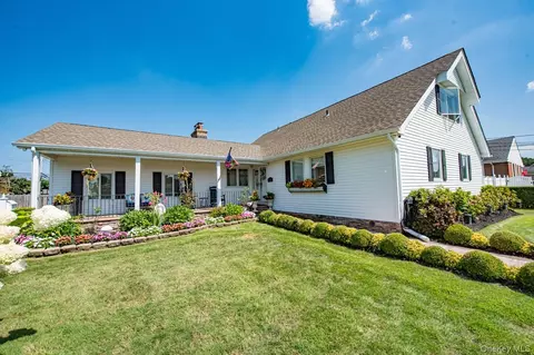 900 4th St, West Babylon, NY 11704