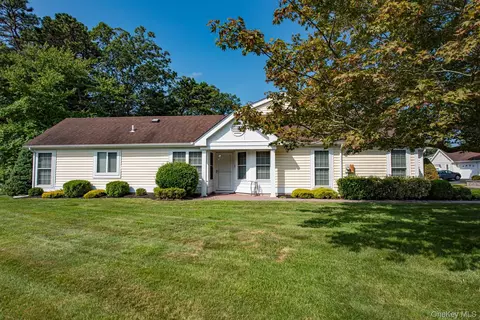 25 Douglaston Ct, Ridge, NY 11961