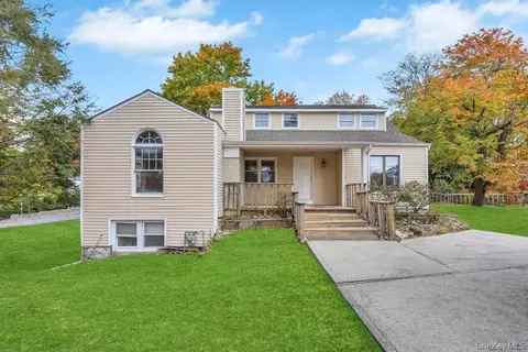 5 Wolf Hill Rd, Huntington Station, NY 11746