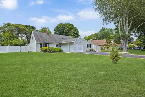 71 Sagebrush Ln, Islandia, NY 11749