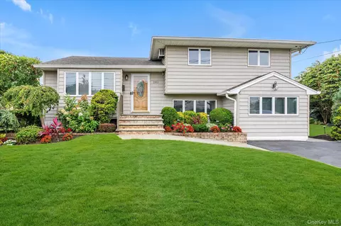 2511 Legion St, Bellmore, NY 11710