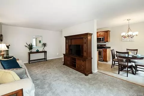 2449 Union Blvd #19B, Islip, NY 11751