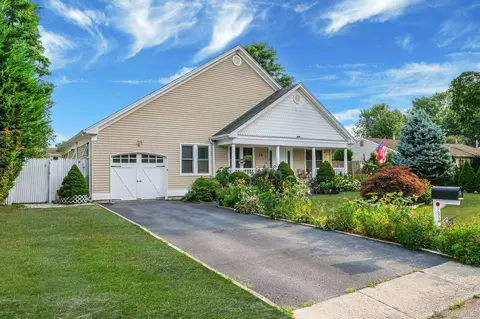 32 Tamarack St, Central Islip, NY 11722