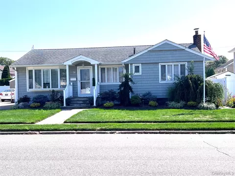 34 Normandy Dr, Bethpage, NY 11714