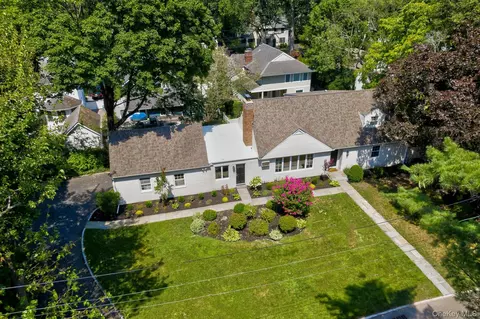 5 Ridgeway Rd, North Hempstead, NY 11050