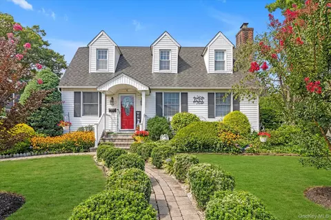 635 Rockland St, North Hempstead, NY 11590