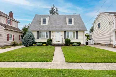 222 Clemens Rd, Mineola, NY 11501