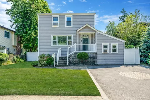 301 Center Bay Dr, West Islip, NY 11795