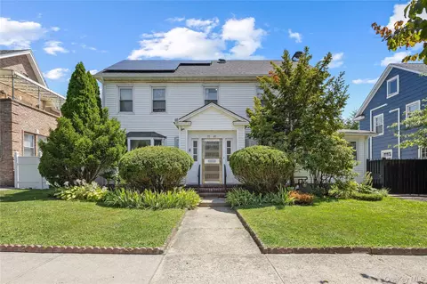 3549 167th St, Flushing, NY 11358