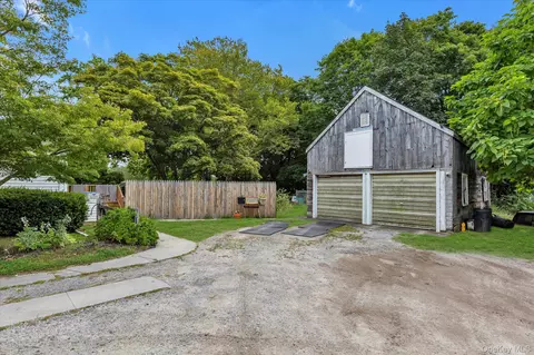Exterior - 653 Main Rd, Laurel, NY 11948 photo 2 of 6