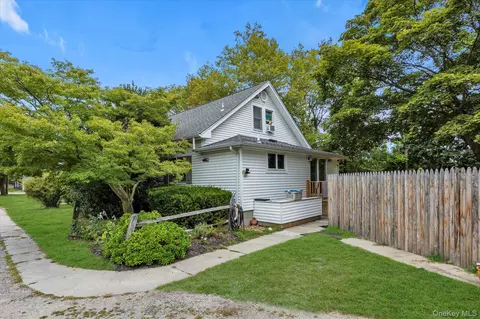 Exterior - 653 Main Rd, Laurel, NY 11948 photo 3 of 6
