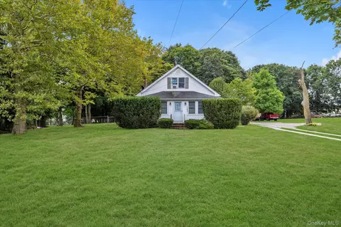 Exterior - 653 Main Rd, Laurel, NY 11948 photo 1 of 6