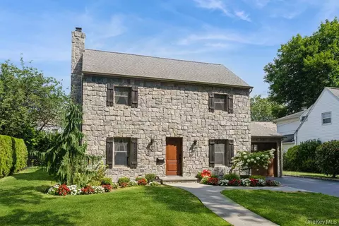 69 Kingsbury Rd, Garden City, NY 11530