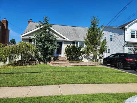 13 Metropolitan Ave, North Bellmore, NY 11710