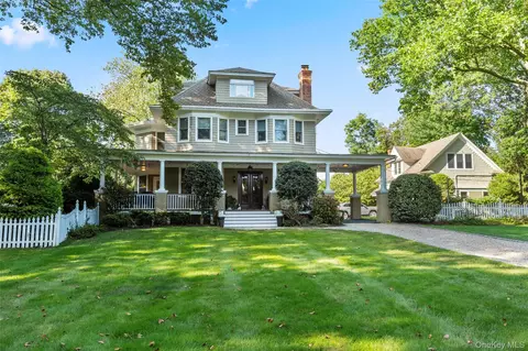 38 Cedar St, Stony Brook, NY 11790