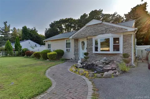 656 Scherger Ave, Brookhaven, NY 11772