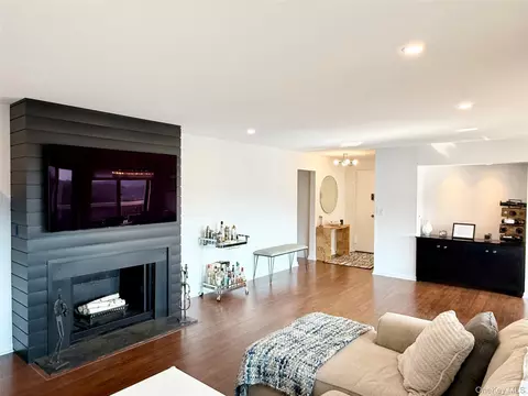 400 High Point Dr #PH10, Greenburgh, NY 10530