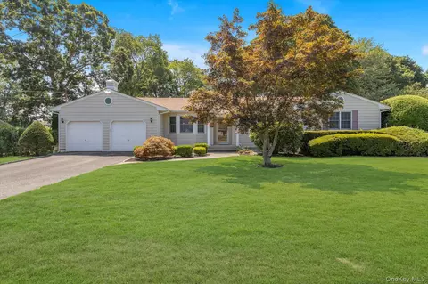 20 Revelyn Ct, Sayville, NY 11782