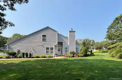 130 Hampton Vista Dr, Manorville, NY 11949
