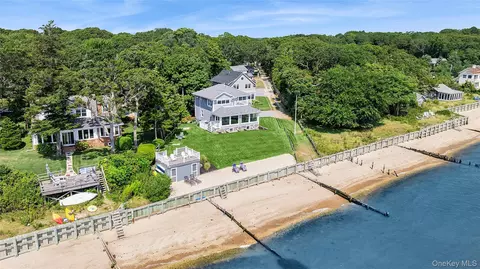 5218 Peconic Bay Blvd, Laurel, NY 11948