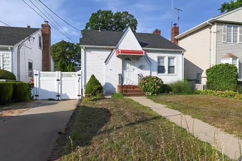 899 Adams Ave, Franklin Square, NY 11010