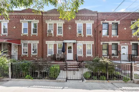 3017 48th St, New York, NY 11103