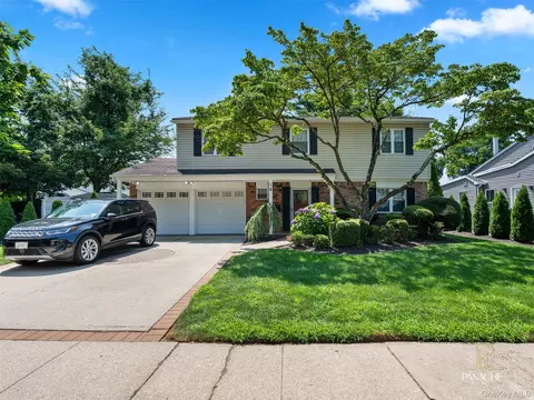 18 Shubert Ln, Bethpage, NY 11714