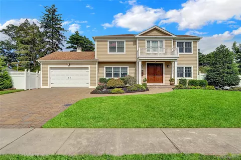 4 Middle Ln, Jericho, NY 11753
