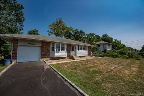 67 Headline Rd, Deer Park, NY 11729