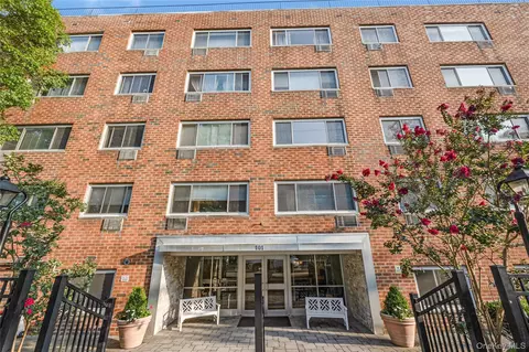 101 Clinton Ave #1A, North Hempstead, NY 11501