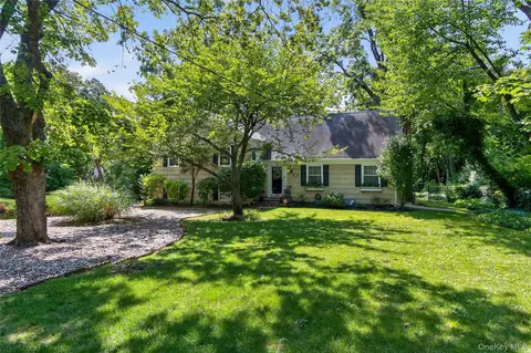 15 The Oaks, North Hempstead, NY 11576