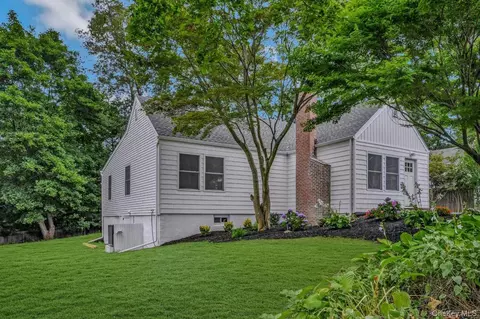 9 Moscato St, Huntington, NY 11743