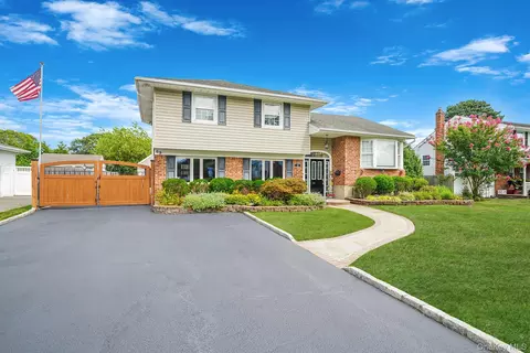 69 Marilynn St, East Islip, NY 11730