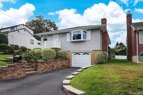 17 2nd Ave, Locust Valley, NY 11560