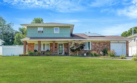 98 Fifty Acre Rd S, Smithtown, NY 11787