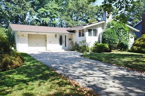 42 Lauren Ave, Dix Hills, NY 11746