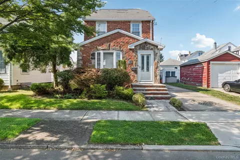 85 Princeton St, North Hempstead, NY 11596