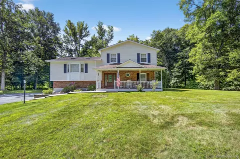 20 Pinebrook Loop, East Fishkill, NY 12533