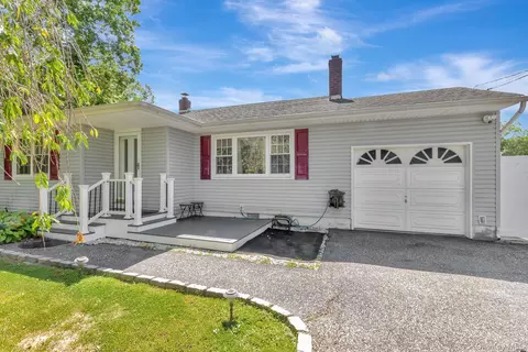 36 Happy Acres Dr, Shirley, NY 11967