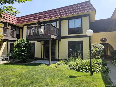 1 Loudon Dr #9, Fishkill, NY 12524
