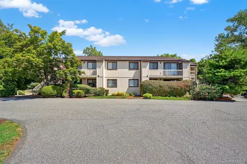 26 Overlook Cmns #26, Yorktown, NY 10598