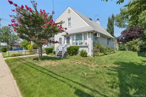 119 Broadmoor Ln, North Hempstead, NY 11590