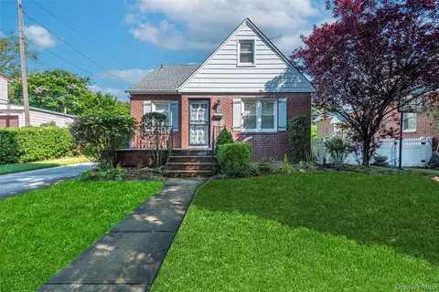 25 Nugent St, North Hempstead, NY 11040